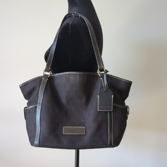 Sophisticated Black Leather Tote with Gold Accents - Picture 1 of 6